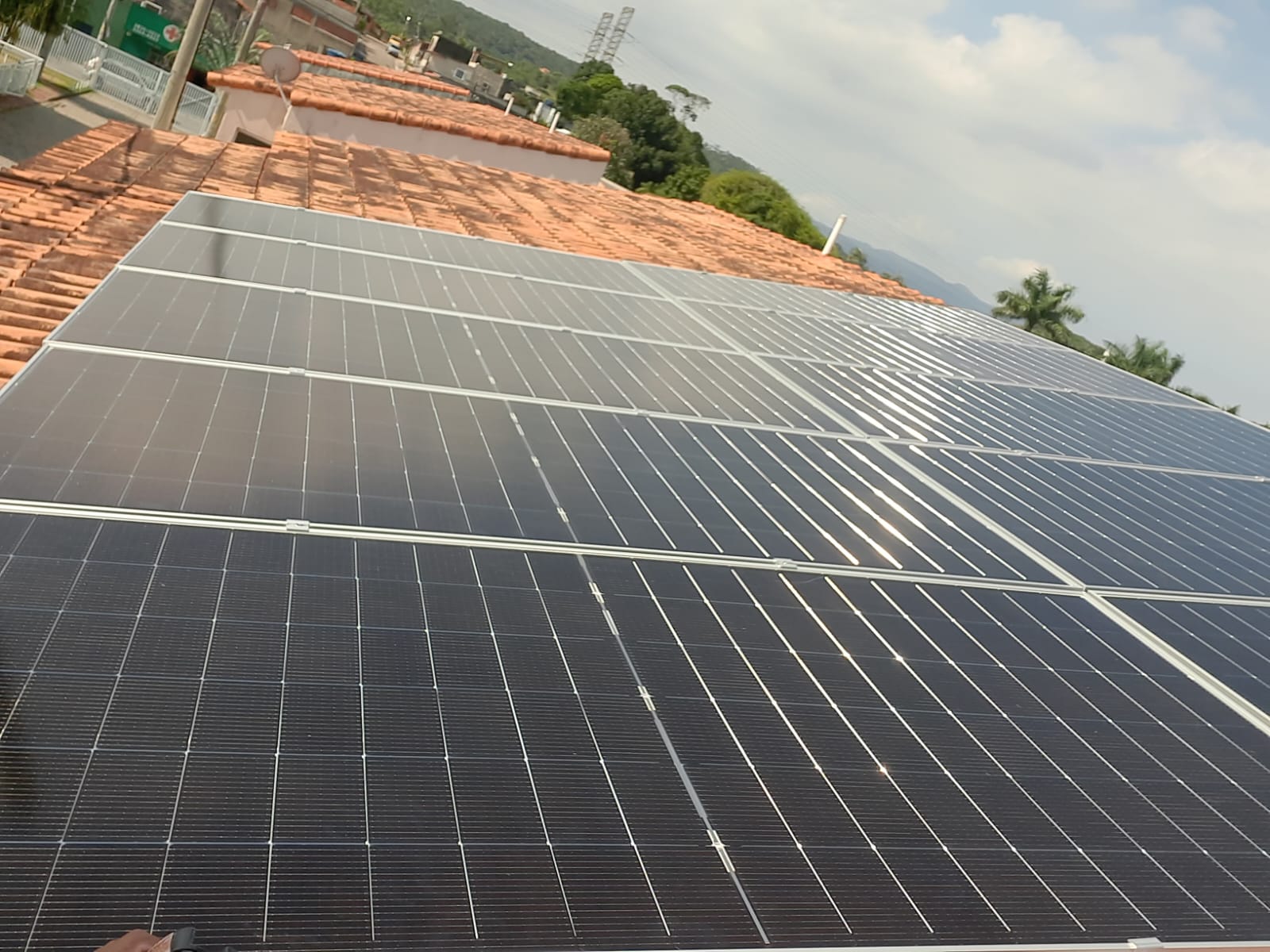 Painéis solares instalados em telhado residencial no Rio de Janeiro