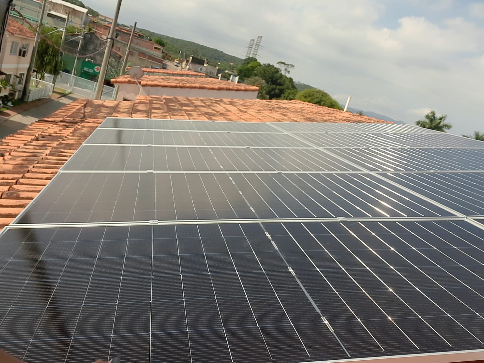 Painéis solares em telhado inclinado vista diagonal